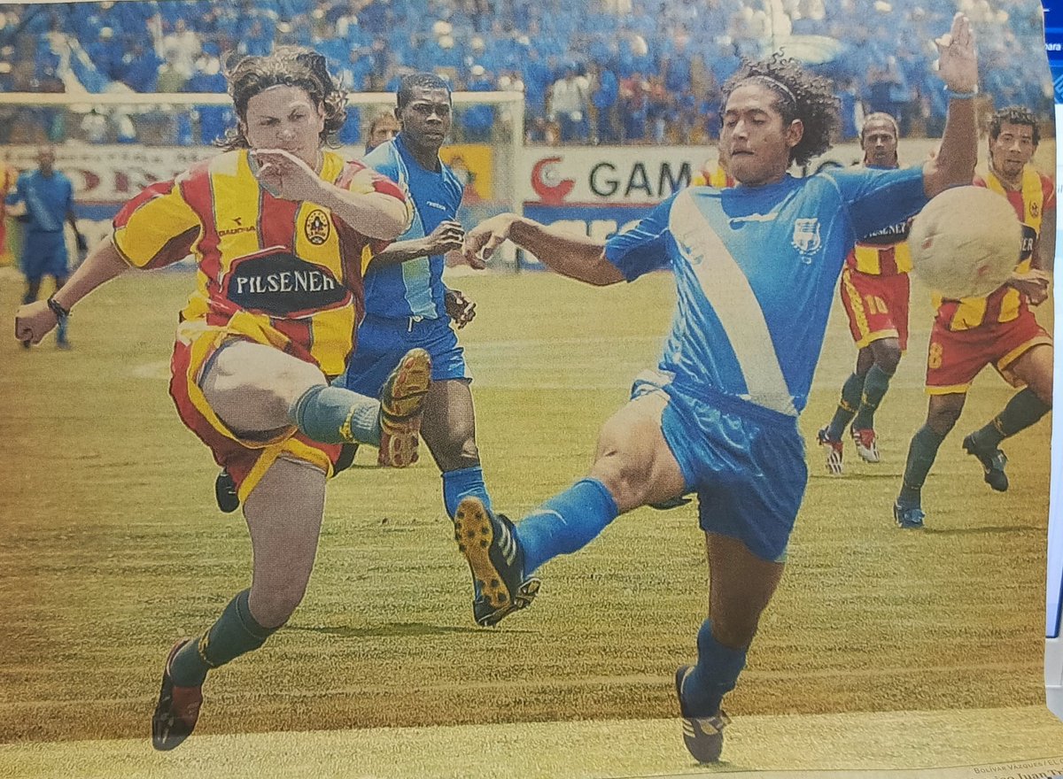 Gustavo Figueroa remata ante la marca de Juan Triviño, Aucas vs Emelec. #HistoriaCampeonatosEcuatorianos