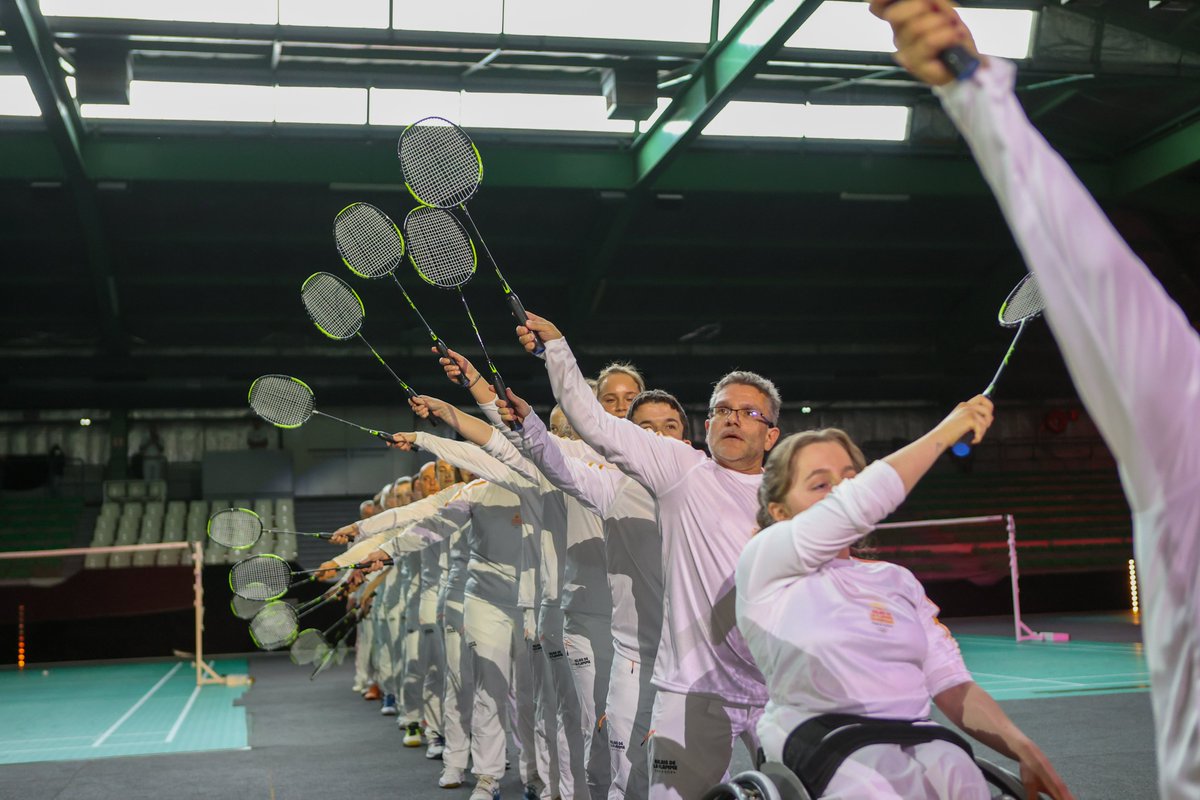 Le #badminton a porté la Flamme Olympique à Toulouse 🔥 29 badistes et para-badistes engagés au quotidien pour leur sport ont participé au premier relais collectif du badminton 🏸 ffbad.org/actualites/act… 📷 @Paris2024