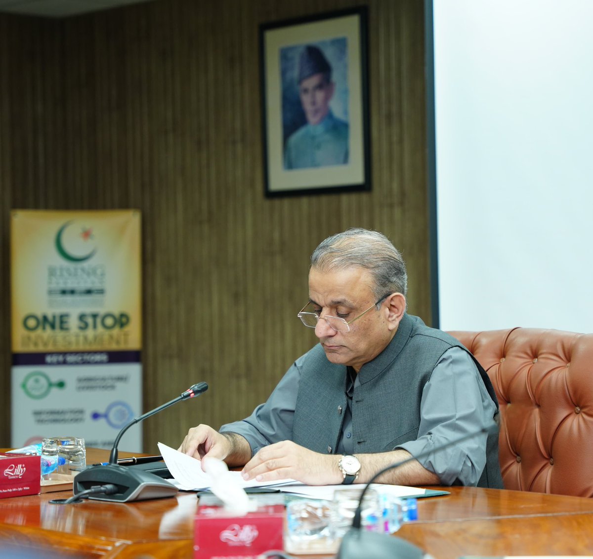 teamaleemkhan's tweet photo. وفاقی وزیر سرمایہ کاری بورڈ، نجکاری و مواصلات عبدالعلیم خان کی زیر صدارت پاک کویت مشترکہ وزارتی کمیشن پانچویں سیشن کا اجلاس، کویت کے مجوزہ دورے کی تیاریوں کا جائزہ لیا گیا۔۔
#AbdulAleemKhan #FederalMinister #PakKuwait https://t.co/UR320qQXwf