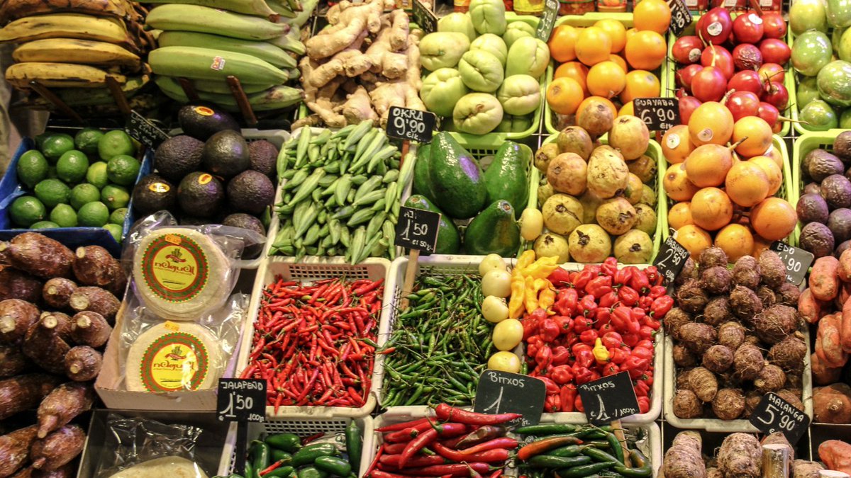 Pile your plate with color on Eat More Fruits and Vegetables Day! 🍎🥦 Enjoy the tastes of spring with fresh, nutritious picks. #EatMoreFruitsVeggies #HealthyChoices snaped.fns.usda.gov/seasonal-produ…