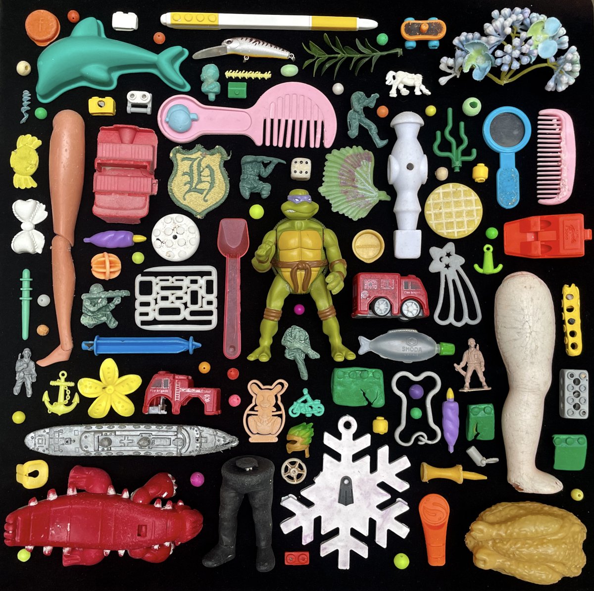 LegoLostAtSea's tweet image. More fragments of people's lives, washed up on the beach.