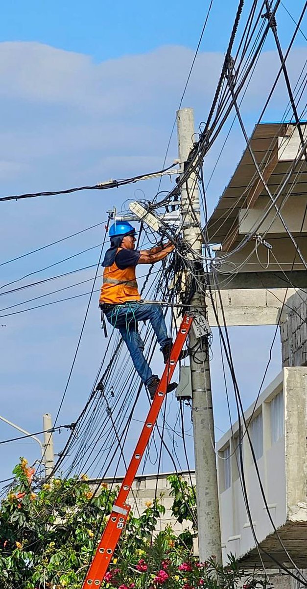 CNTinforma's tweet photo. Seguimos cumpliendo con nuestra misión de llevar conectividad a todo el país.🇪🇨🤝
Los habitantes de la parroquia Santa Rosa, en #Salinas, también se benefician con internet de alta velocidad y sin interrupciones, en esta zona 49 hogares ya acceden a servicios con tecnología GPON. https://t.co/Ki4JFbVmLM