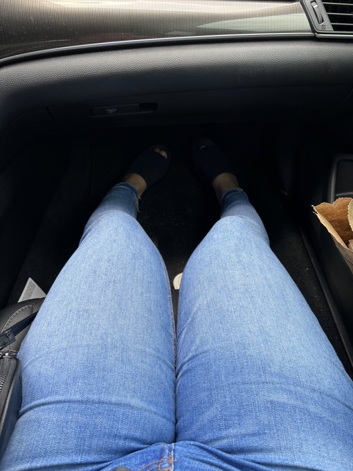 wearing jeans once a year https://t.co/5tQaaiklJs