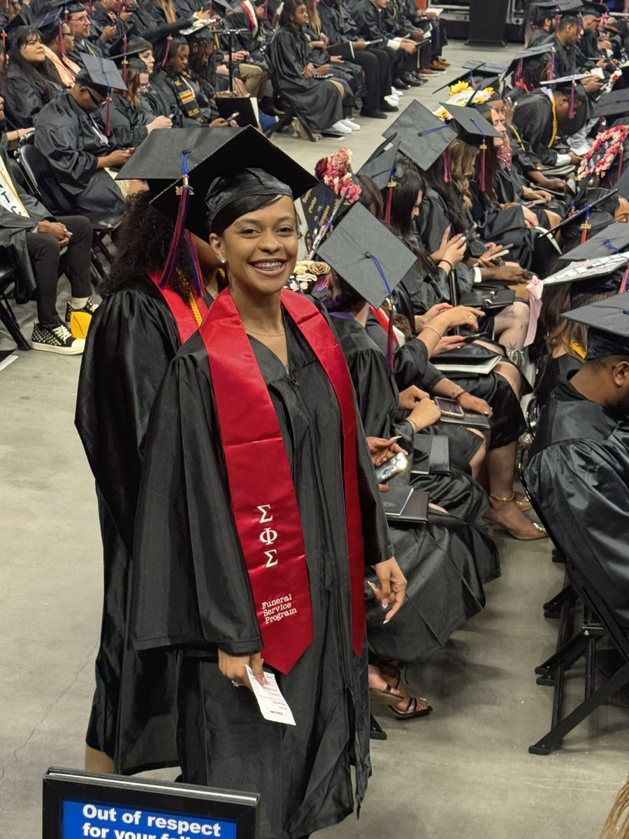 ms_allwhite's tweet image. Graduation 👩‍🎓 #funeralservice #graduates