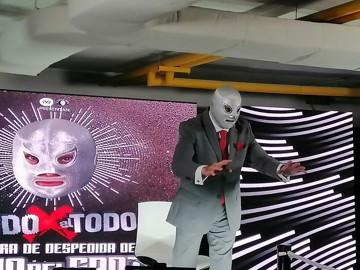 El Hijo del Santo @ElHijodelSanto anunciando su retiro de los encordados. Su primera función del adiós será el 22 de setiembre en la Arena Ciudad de México .