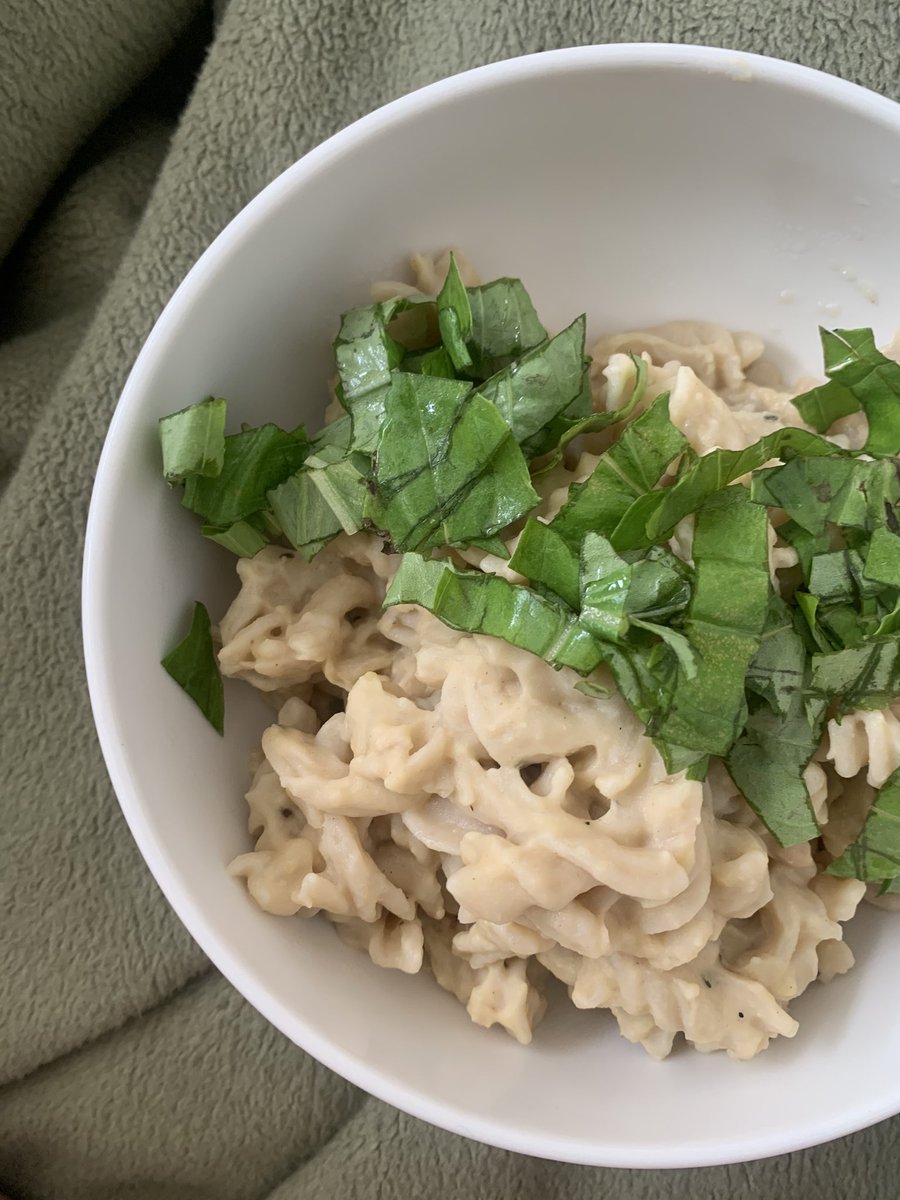 locketpicture's tweet photo. im@not letting you see the right side of the bowl because it’s less pretty but i wanted to talk about
my favorite #veganhack which is hummus + pasta = macaroni and cheese. + fresh basil & olive oil , mama mia ! https://t.co/kguPhrhPyT