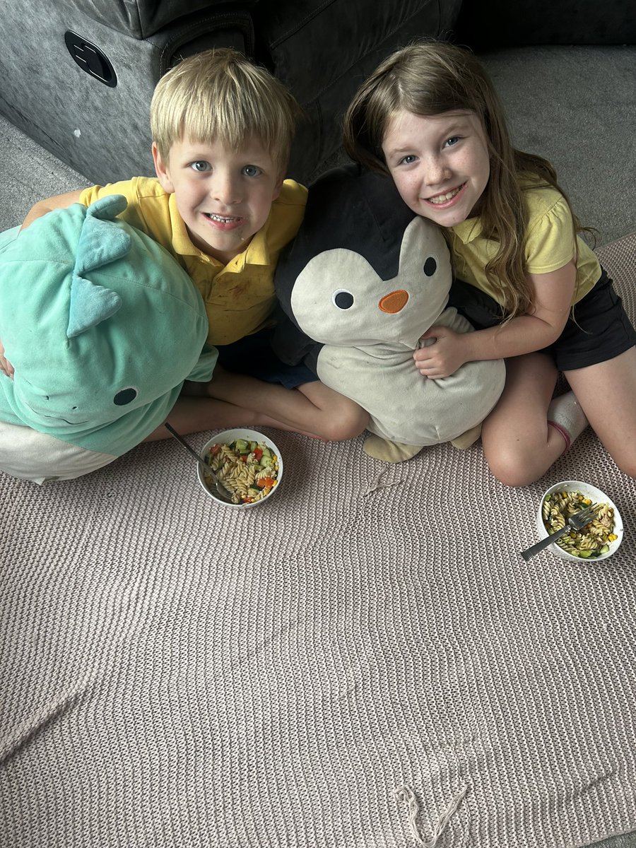 taylorwatt94's tweet photo. Made loom bands for our mindfulness activity, made our own tuna pasta salads, and then a picnic with our teddy bears 🥰 Didn’t realise P1-3 were supposed to make a healthy smoothie so dinner it is! @MurrayPrimaryEK #teamnapier https://t.co/lmTRBy7Hh0