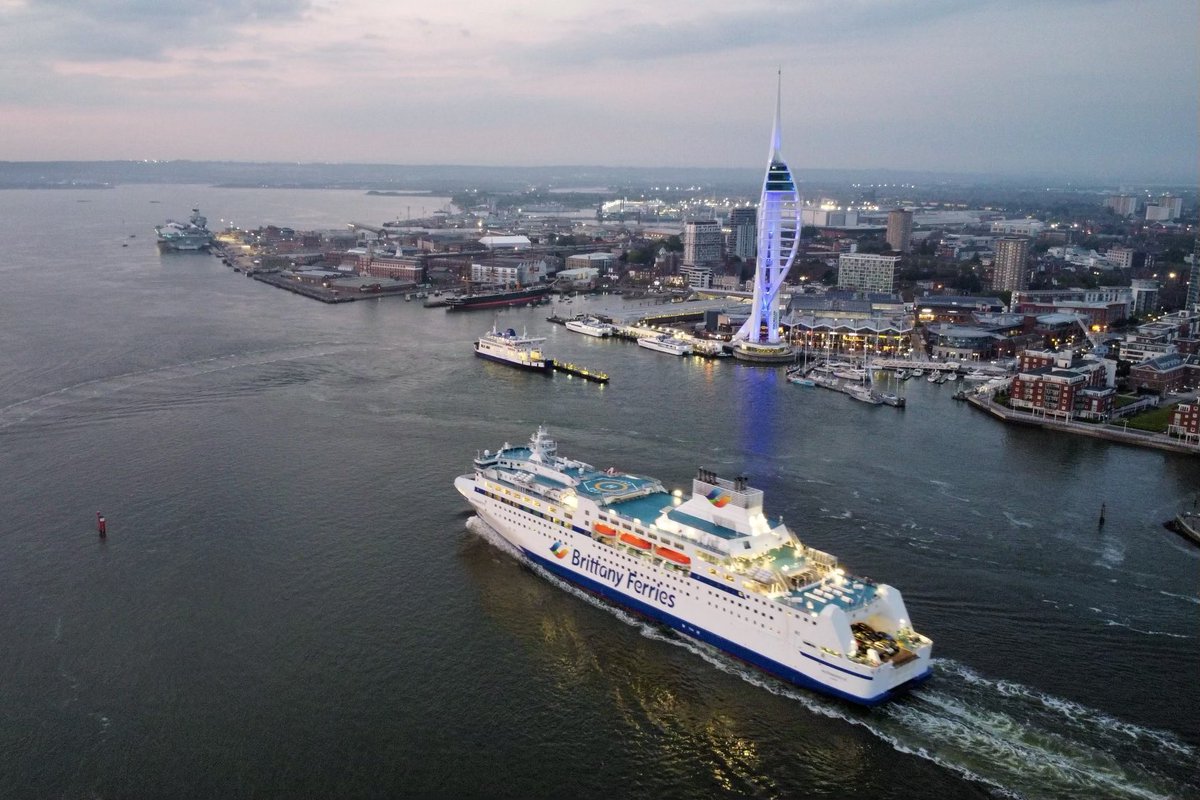 Super shot of Normandie sailing past Spinnaker Tower 🛳️ Thanks to skywardscenery (IG) 📷©️