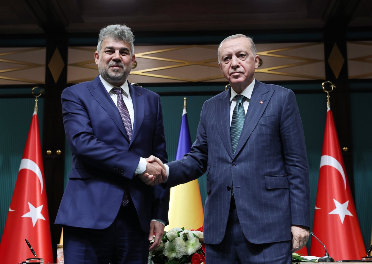 Romanya Başbakanı Ciolacu ve heyetini Ankara’da misafir etmekten büyük memnuniyet duydum. 🇹🇷🇷🇴
 
Bugün imzaladığımız ortak ortak bildiri ile Türkiye-Romanya Yüksek Düzeyli Stratejik İş Birliği Konseyi’nin tesisini temin ettik. Bu sayede ilişkilerimizde tarihî bir aşama kaydettik.