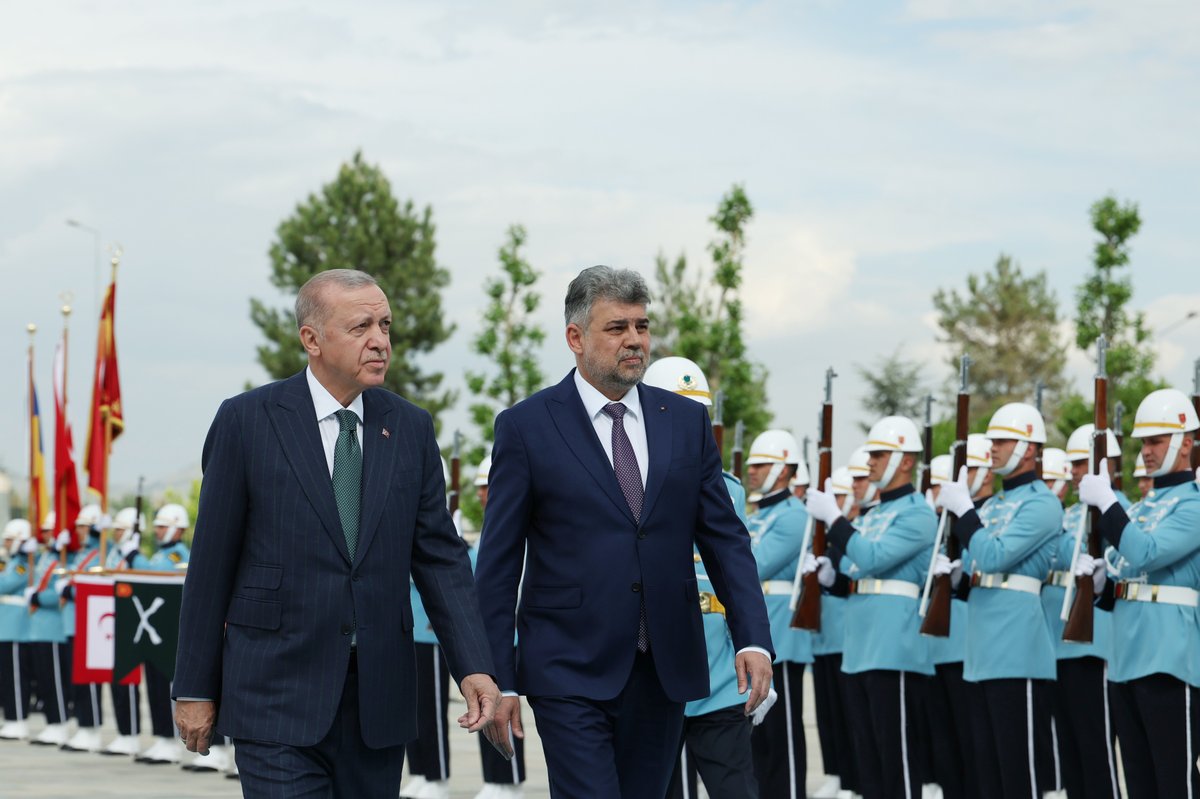 RTErdogan's tweet photo. Romanya Başbakanı Ciolacu ve heyetini Ankara’da misafir etmekten büyük memnuniyet duydum. 🇹🇷🇷🇴
 
Bugün imzaladığımız ortak ortak bildiri ile Türkiye-Romanya Yüksek Düzeyli Stratejik İş Birliği Konseyi’nin tesisini temin ettik. Bu sayede ilişkilerimizde tarihî bir aşama kaydettik.

Karşılıklı ticaret hacmimiz iki yıl üst üste 10 milyar dolar seviyesini aştı. 15 milyar dolar hedefimize emin adımlarla ilerliyoruz.

Savunma sanayisi ve askerî alandaki iş birliğimiz Romanya’yla ilişkilerimizin önemli sacayaklarından birini teşkil ediyor.
 
Romanya’yla gerek ikili düzeyde gerek NATO çatısı altında ortak faaliyetlerde bulunarak bölgemizin güvenlik ve istikrarına katkı sağlıyoruz.
 
PKK ve FETÖ gibi terör örgütleriyle mücadelede Romanya’dan beklentilerimizi Sayın Başbakan’la paylaştım. 
 
Romanya’da yaşayan Türk ve Türk Tatar toplumlarını aramızdaki dostluk köprüsü olarak görüyoruz. 
 
Rumen vatandaşlarının ülkemize kimlikle seyahatini mümkün kılacak düzenlemeyi hayata geçirdiğimizi bu vesileyle duyurmak istiyorum. 
 
Bu şekilde beşerî münasebetlerimizin artacağına inanıyoruz. 
 
İsrail mezaliminin durdurulması ve Filistinli kardeşlerimizin güvenliklerinin teminat altına alınmasında uluslararası camianın sorumlulukları ortadadır.

Müttefikimiz Romanya’nın da bu konuda sürdürülen uluslararası çabalara gereken katkıları vereceğine inanıyorum.

Görüşmelerimizde, Ukrayna’da üçüncü yılına giren savaşın gidişatını da ele aldık. 
 
Türkiye, savaşın başlangıcından bu yana çatışmaların sona erdirilmesi, küresel gıda güvenliğinin temini ve Karadeniz’deki seyrüsefer emniyetinin sağlanması konusunda önemli katkılar sundu, sunmaya da devam ediyor.
 
NATO müttefikimiz, stratejik ortağımız ve Karadeniz’den komşumuz Romanya’yla ilişkilerimizi, ülkelerimizin menfaatleri doğrultusunda ileriye taşımak için çalışmaya devam edeceğiz.