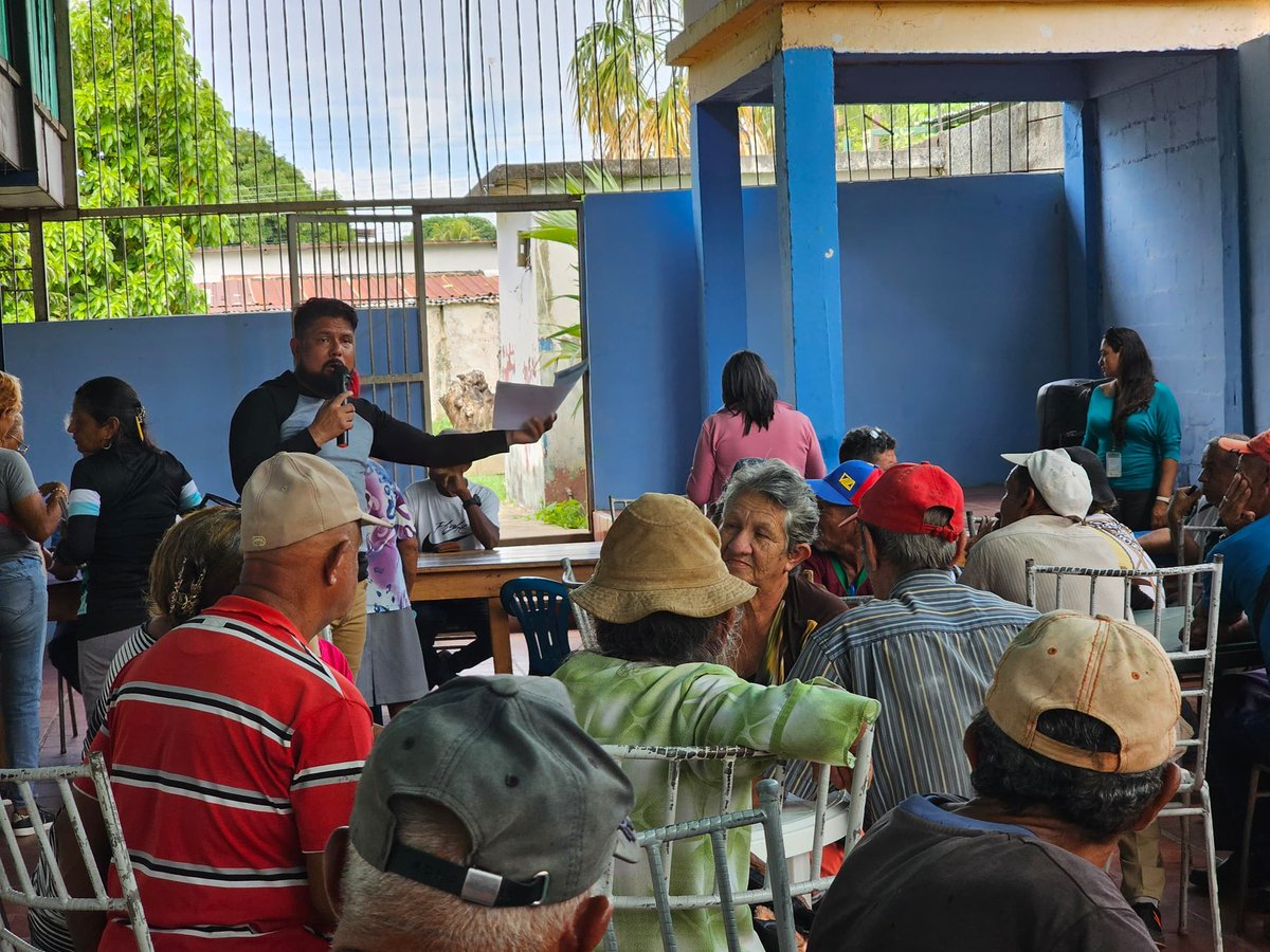 wuihelm24's tweet photo. Hoy en Roscio, celebramos el Congreso Nacional de la Gran Misión Abuelas y Abuelos de la Patria, Fase Municipal con propuestas en Salud y Alimentación, casas de abuelos, Protección Social y más. ¡Comprometidos con nuestros adultos mayores!
#Roscio #GranMisión #VamosConNicolás https://t.co/bqR2jzXMXd