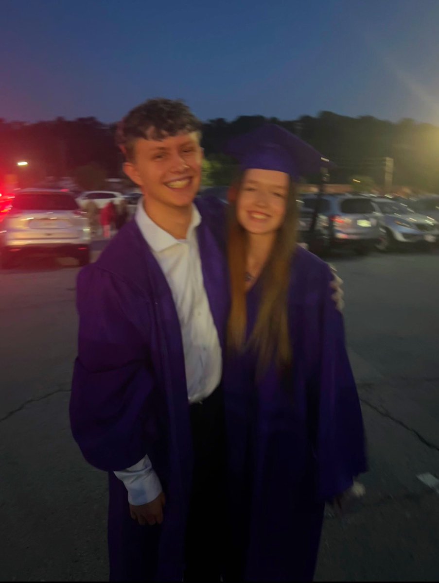 maddienesmith's tweet photo. we graduated 🎓 https://t.co/tmeIXiCpY6