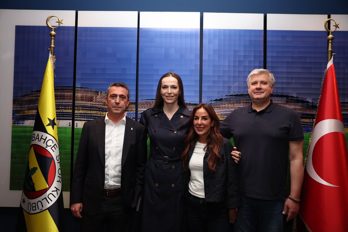FBvoleybol's tweet photo. Kaptanımız Eda Erdem ile armamızın ışığında iki yıl daha! 💛💙 https://t.co/YncsvYWJHG