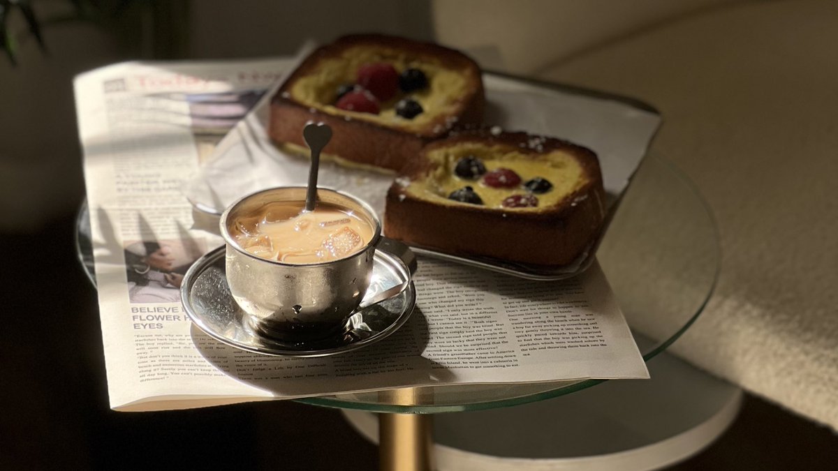 - الشعوُر الحِلو اللِي يجيك ويحسّسك إنِك بتصِير شيء كِبير، صَدقني ماحسّسك الله فِيه عَبث🖤.