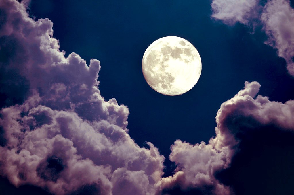 « Les poètes ont créé une lune métaphorique et les savants une lune algébrique. La lune réelle est entre les deux. » (Victor Hugo, évidemment)