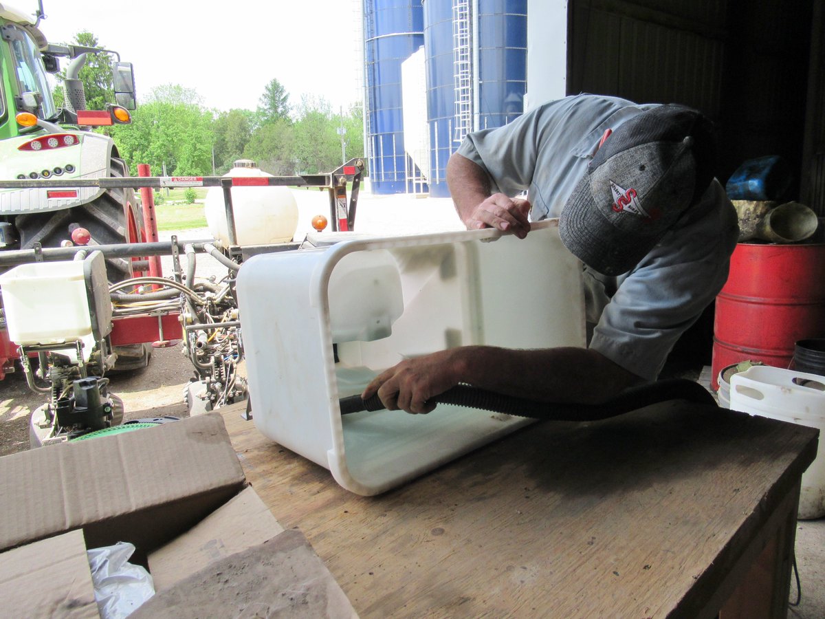 DairyFarmher's tweet image. So, for some reason, my husband says the vacuum cleaner in the house is too complicated for him to use...but when it comes to operating the vacuum in the shop to clean out the seed drill...no problem🤔#busted #nicetry