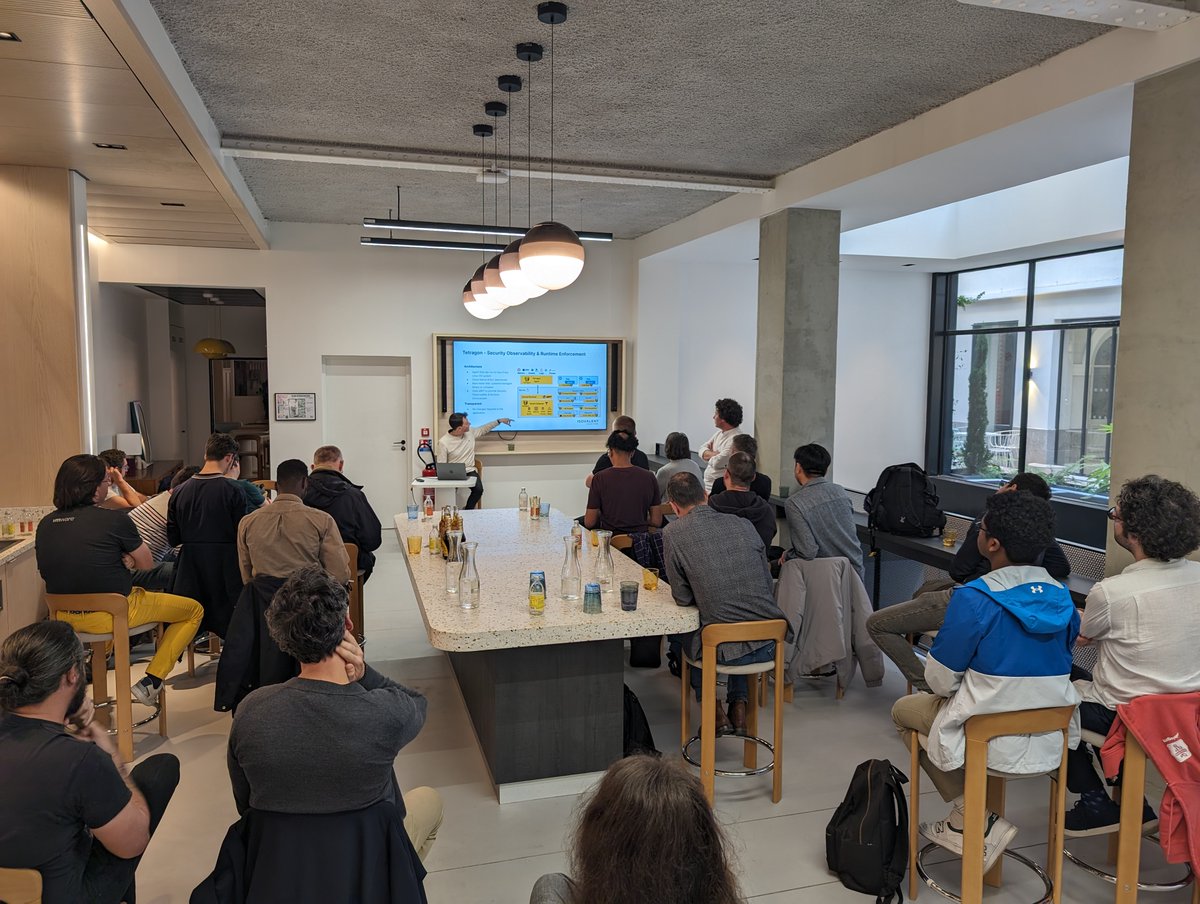 présentation de #Tetragon et @eBPF par <a href="/mtardy_/">Mahé</a> de chez <a href="/isovalent/">Isovalent</a> au meetup spécial rétro #KubeCon Paris du <a href="/gdgcloudparis/">GDG Cloud Paris</a>  #GDG