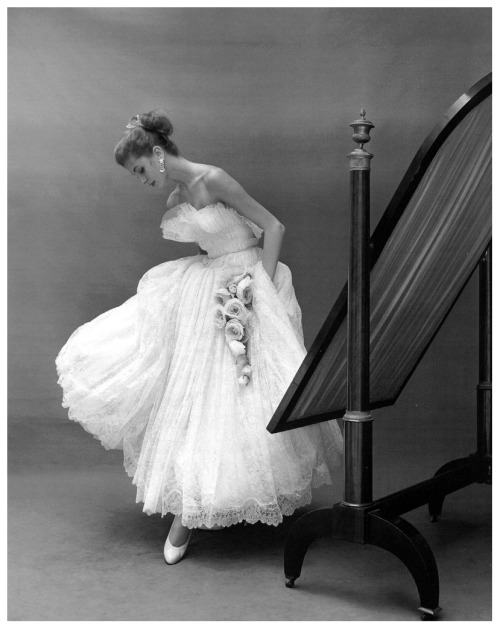 ∎

Suzy Parker

in
lace and tulle evening dress,

by
grand couturier:
    Jacques Heim.

ELLE
November
1953

© Georges Dambier

#JacquesHeim #SuzyParker #ELLE #FashionDesigner #VintageFashion #HauteCouture #FrenchGrandCouturier