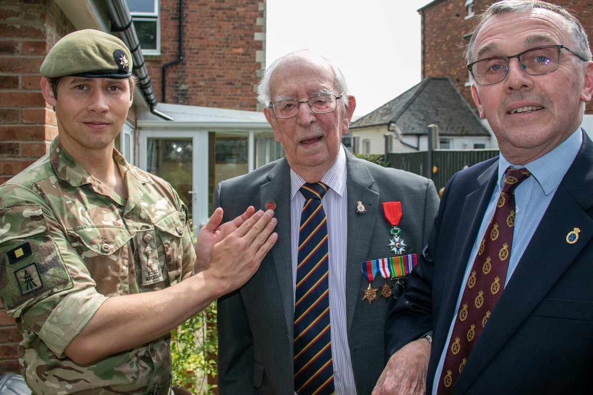 Absolute honour to join Captain Anthony Stratton of @RAnglians in presenting 101 year old Dennis Wright with a DDay80 commemorative poppy. Dennis was in the second wave on the beaches on 6th June serving with the REME. #rutland @PoppyLegion @Nick_Clarke_Med