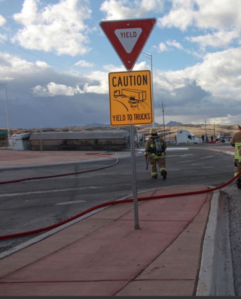 BuroOperadorB1's tweet photo. cooperación!
🚧 **Atención: Aviso de Prevención de Accidentes** 🚧

Asunto:
Seguridad en la rotonda de la Highway 189 Mariposa Rd.

Estimados conductores de transporte internacional,

El @ArizonaDOT está comprometido a garantizar la seguridad de todos los usuarios de la carretera. Hemos observado un aumento en los accidentes en la rotonda ubicada en la Highway 189 en mariposa Road en las últimos meses. Para evitar más incidentes y proteger vidas, instamos a todos los transportistas a cumplir con las siguientes pautas de seguridad:

1. Conduzca al límite de velocidad indicado o menos al acercarse a la rotonda. El exceso de velocidad aumenta el riesgo de colisiones.
2. Ceda el paso al tráfico que ya está en la rotonda: Espere hasta encontrar un espacio seguro antes de incorporarse al flujo de tráfico.
3. Utilice señales de giro: Indique sus intenciones utilizando señales de giro. Señale a la derecha al salir de la rotonda y señalice a la izquierda al continuar alrededor de ella.
4. Permanezca en su carril: Mantenga su posición en el carril mientras navega por la rotonda. No cambie de carril dentro del círculo.
5. Seguridad de los peatones: Esté atento a los peatones que utilizan los cruces peatonales cerca de la rotonda. Ceder el paso a los peatones y darles el derecho de paso.
6. Evite conducir distraído: Mantenga su atención enfocada en la carretera. Evite distracciones como mensajes de texto, llamadas telefónicas o ajustar la radio mientras conduce por la rotonda.
7. Tenga paciencia: Las rotondas están diseñadas para mejorar el flujo del tráfico, pero requieren paciencia. Ceder y fusionarse sin problemas garantiza la seguridad de todos.

Recuerde, los accidentes se pueden prevenir si todos seguimos estas pautas. Trabajemos juntos para hacer que el Highway 189 Mariposa Road sea más segura para todos.
¡Gracias por su cooperación!

Atentamente,

Departamento de Transporte de Arizona (ADOT)
🛣️