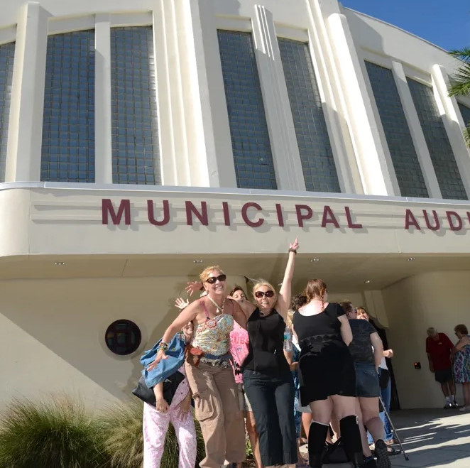 Sarasota holiday shopping craft show returns to Municipal Auditorium
#holidayshopping #atomicbazaar #sarasotaflorida #robartsarena #streetfair #shoplocal #artisan
suncoastpost.com/events/sarasot…