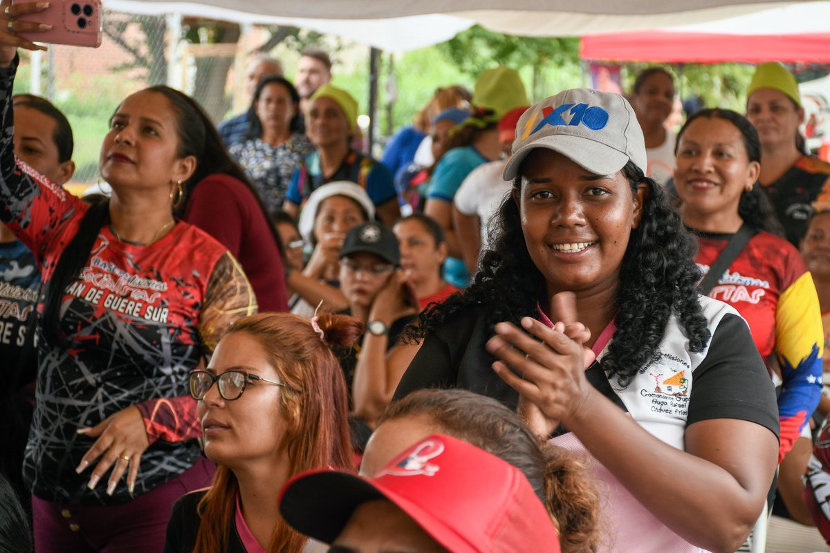 Cuánto amor recibimos en la Base Misiones Arsenal Victoriosa en la parroquia Caña de Azúcar, municipio Mario Briceño Iragorry. El 1x10 del Buen Gobierno ha entregado una dotación y equipamiento para 33 Bases de Misiones de 9 municipios del estado Aragua. @NicolasMaduro