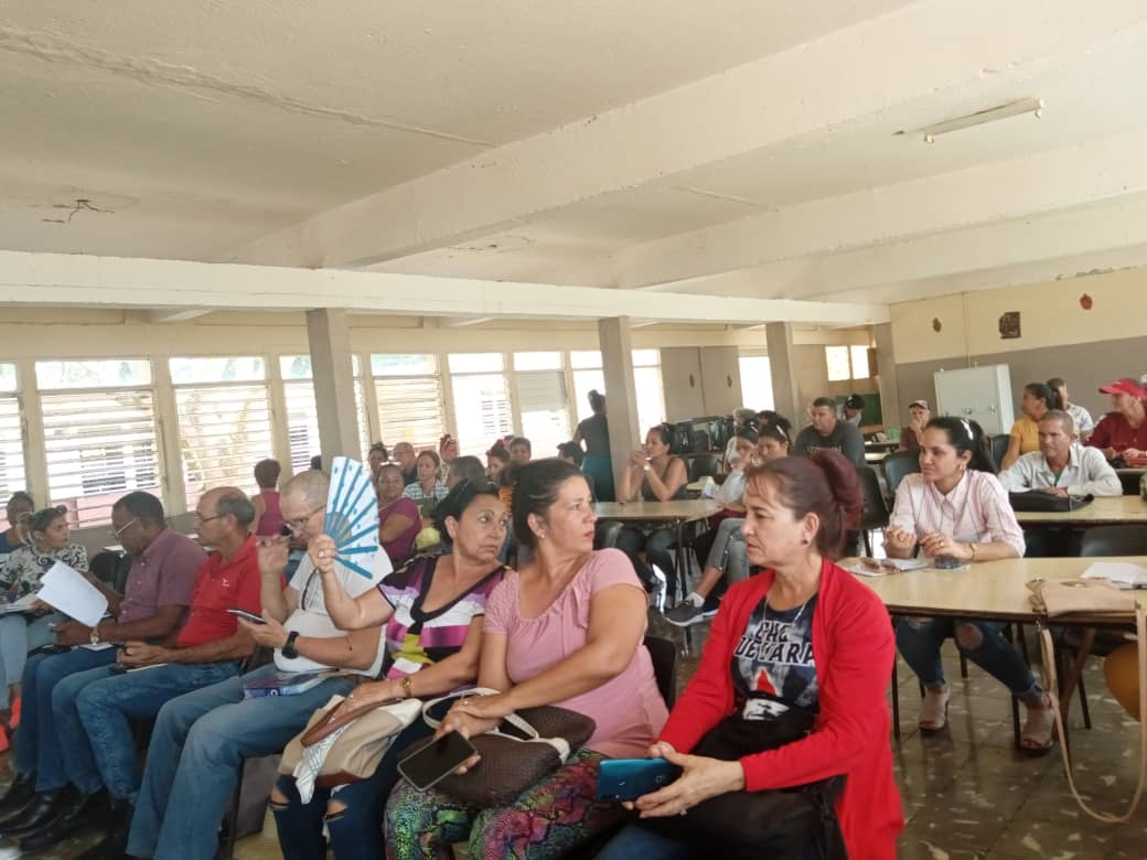 Se realiza la reunión del Consejo Popular de Majagua, correspondiente al mes de mayo, evaluando los resultados de la visita realizada a productores de alimentos, para garantizar la producción y comercialización. #MajaguaUnida #LatirAvileño #Cuba