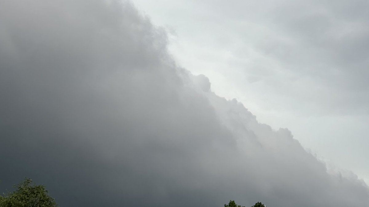 Wauw wat een spectaculaire #wolkenlucht. Gespot vanuit #Bilthoven . Voorafgaand aan zeer donkere wolken.