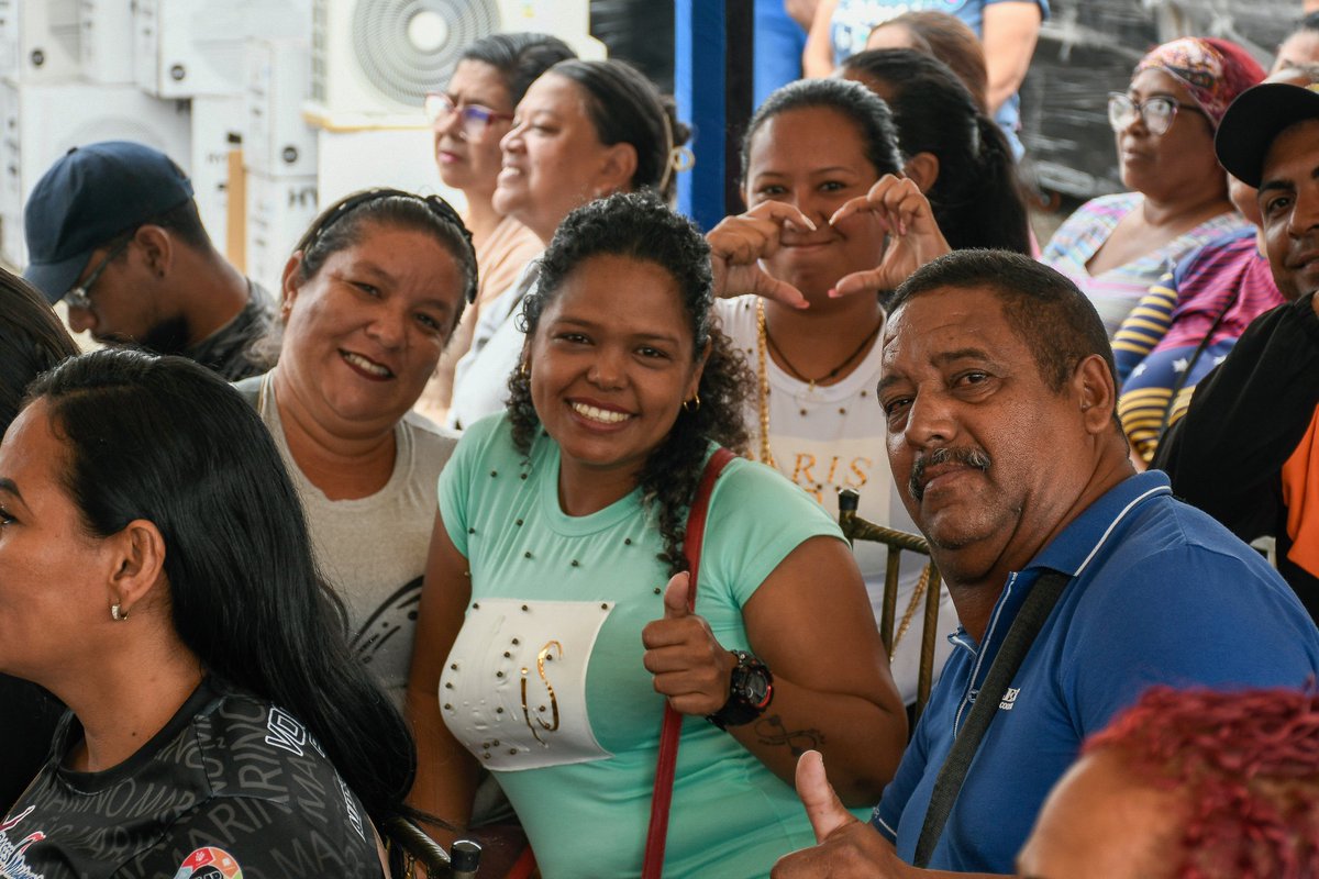_LaAvanzadora's tweet photo. Cuánto amor recibimos en la Base Misiones Arsenal Victoriosa en la parroquia Caña de Azúcar, municipio
Mario Briceño Iragorry.

El 1x10 del Buen Gobierno ha entregado una dotación y equipamiento para 33 Bases de Misiones de 9 municipios del estado Aragua. 

@NicolasMaduro https://t.co/XOlk2HQ3Pp