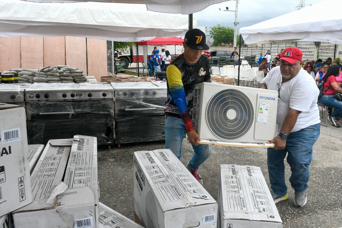 Con esta entrega se están beneficiando a 90 mil 605 familias y 263 mil 748 habitantes. Se entregó: Mesas, sillas, aires acondicionados, congeladores, cocinas, kits de limpieza y construcción. @NicolasMaduro @Soykarinacarpio