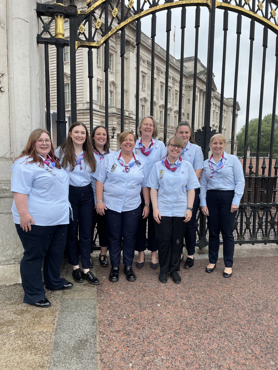 MidlandsChief's tweet photo. Proud to be with an amazing team @GirlguidingMids and @GuidingCymru today at Buckingham Palace volunteering as stewards - we smiled, we helped take photographs and we directed people all in the pouring rain! ☔️ lovely to speak to lots of people including @Chief_Guide https://t.co/Lmtf4eaNc8