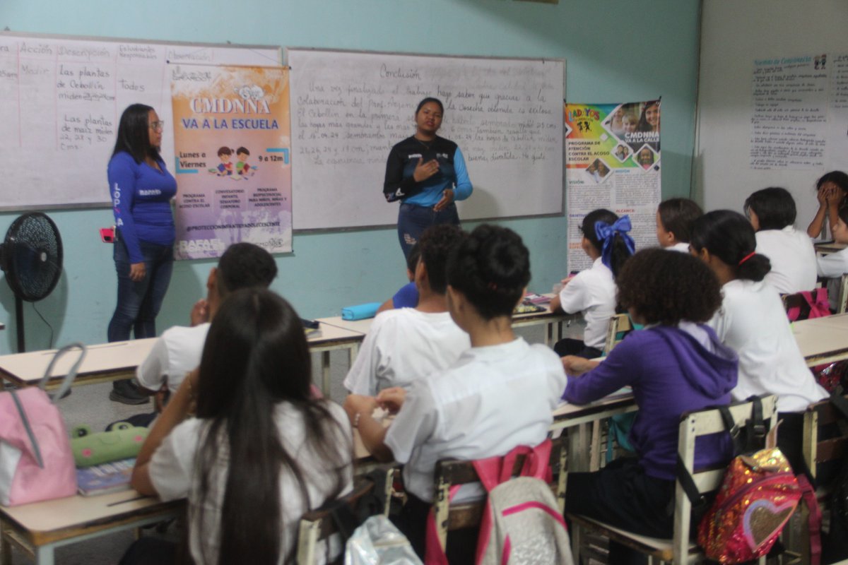 AlcDeGirardot's tweet photo. 🏫🧑🏻‍🏫Cumpliendo con la programación del Plan "El @CmdnnaGirardot va a la Escuela" parte del equipo que integra esta institucion realizó un taller sobre el acoso escolar y sus responsabilidades penales a niños y niñas de U.E.N.B Felipe Guevara Rojas. 

@RafaelMaracay21 
#Maracay https://t.co/OYdFDBeZ6t