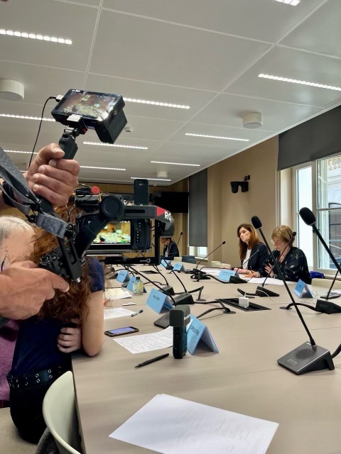 Mission gouvernementale Soumission chimique : écouter les victimes Avec ma co-rapporteure @sandrinejossoan, nous avons entamé aujourd'hui nos auditions, avec une première table ronde que nous avons voulu consacrer aux témoignages de victimes, qui sont au coeur de notre travail.