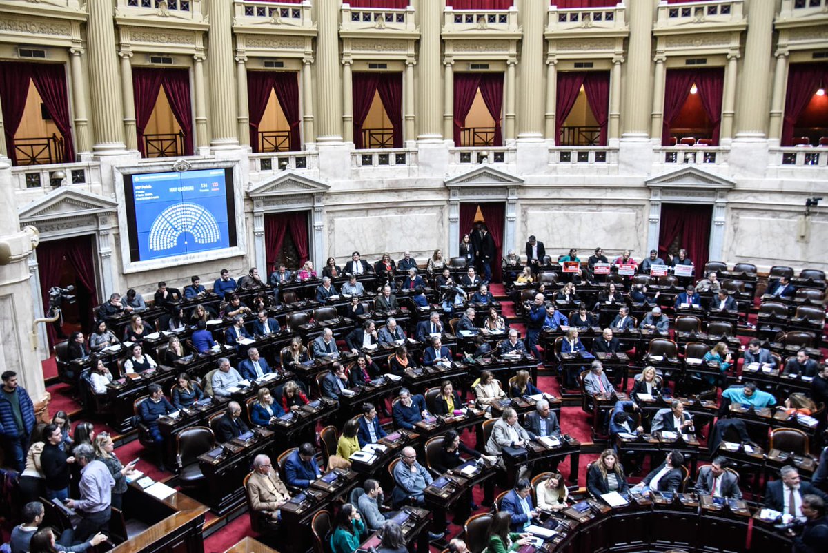 ItaiHagman's tweet photo. A pesar de todos los intentos boicoteadores del Gobierno y el PRO, ya estamos en el recinto para discutir presupuesto universitario. Queremos que además se trate el FONID, y que de paso se les caiga la careta a muchos de los que se llenan la boca hablando de la universidad pública pero cuando hay que defenderla se esconden.