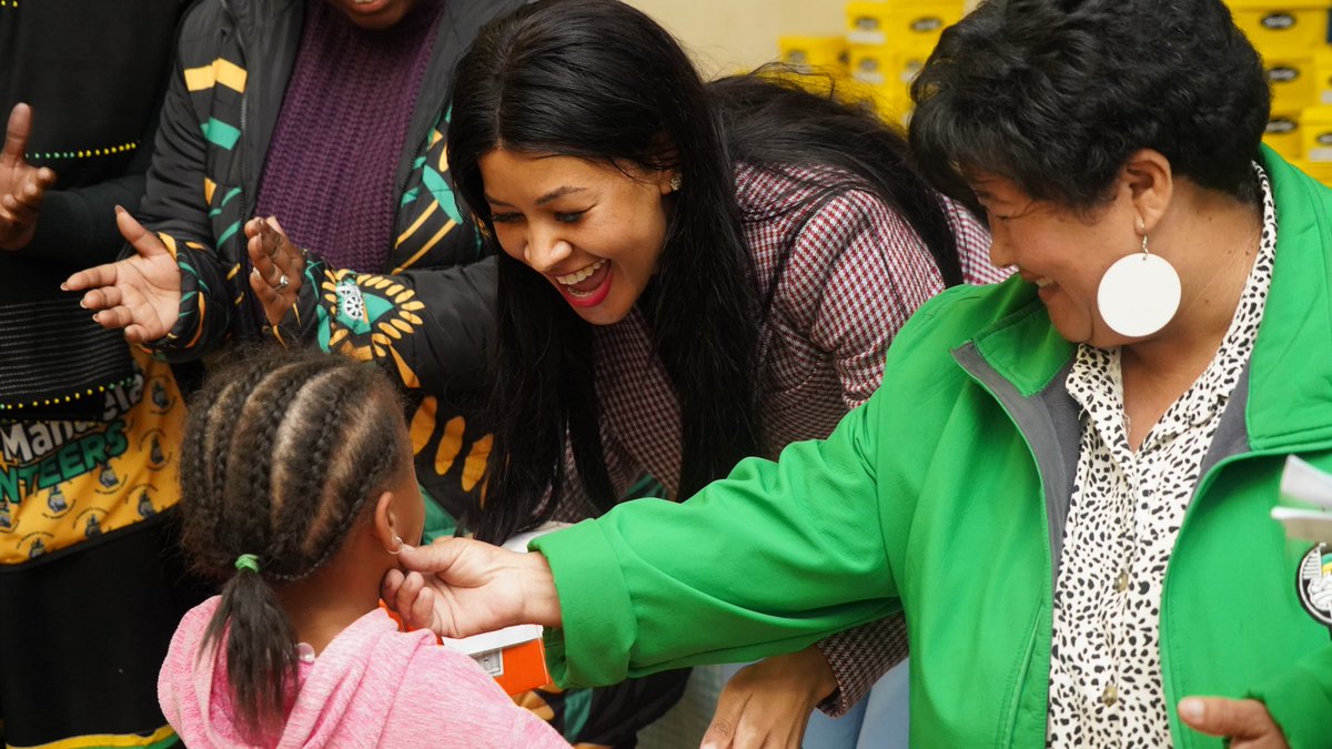 HumilePaul's tweet photo. Her Excellency, Humile Mashatile, has this evening visited the Glen Elgin Community Organisation in Grabouw, Western Cape, with the continued effort to hand over school shoes to children in disadvantaged communities.

#paulandhumilemashatilefoundation #changinglives https://t.co/D75x7rmqdu