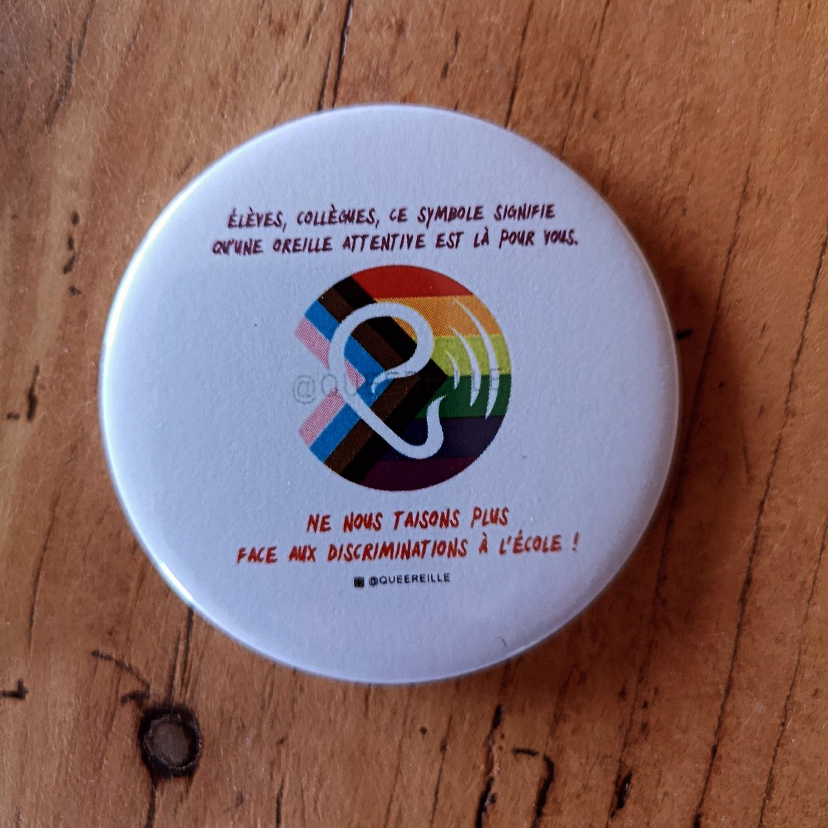Badge #queereille pour les collègues voulant prêter une oreille attentive aux élèves en mal-être #luttecontrelesLGBTphobies <a href="/AcLille/">Académie de Lille</a> college <a href="/sainsengohelle/">Ville de Sains-en-Gohelle</a>