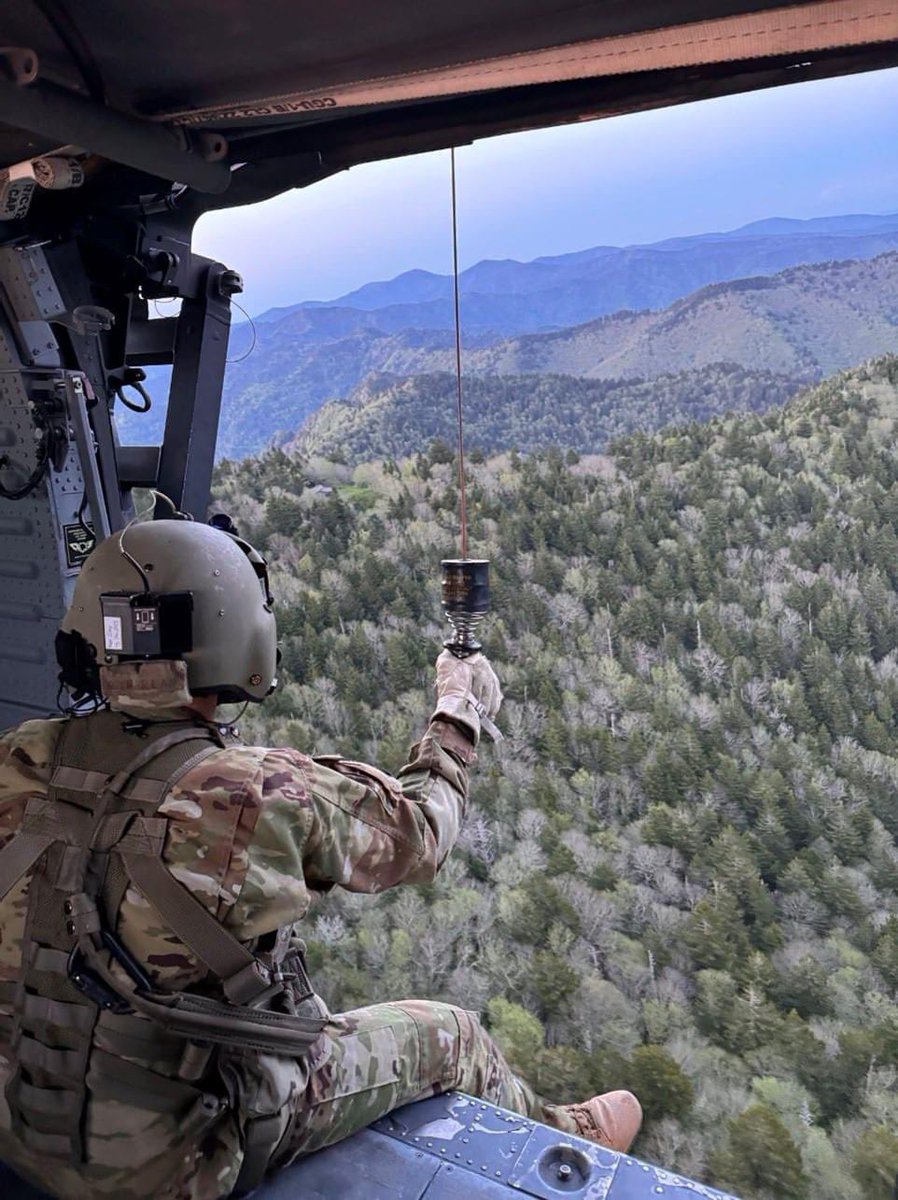 Yesterday, a UH-60 Blackhawk medical flight crew from the TNNG rescued a hiker suffering from a severe illness in a remote part of the Great Smoky Mountains National Park. Full story: tn.gov/military/news/… #tennesseenationalguard #rescue #smokymountains #blackhawk