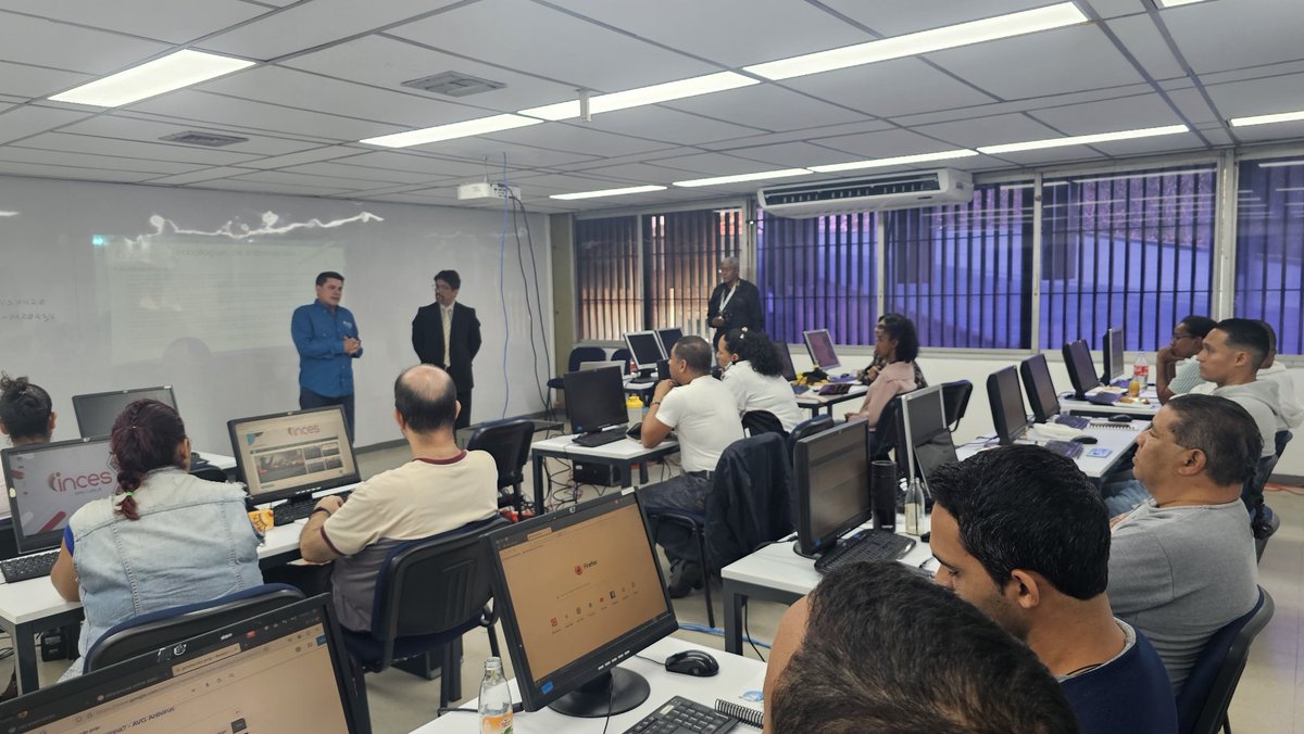 WuikelmanAngelP's tweet photo. Acompañamos el inicio de un ciclo de formaciones para nuestros trabajadores en el área de sistemas y tecnología, con el objeto de continuar elevando su nivel técnico profesional en virtud del ecosistema digital que estamos construyendo y fortaleciendo en el @Incesocialista

#VenezuelaDeCrece