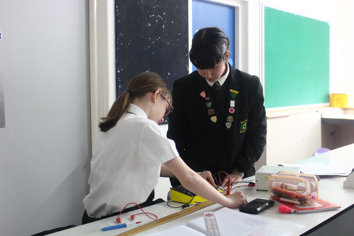 Electrifying experiments as year 8 students investigate resistance ⚡️ #wearewoodbridge #woodbridgehighschool #WoodbridgeScience #ks3science #scienceexperiment