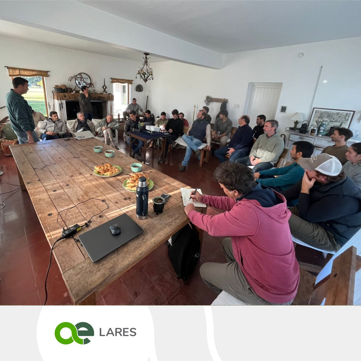 LaresSRL1's tweet photo. ¡#JuntosSabemosMás! 

🙌 Días pasados participamos de una nueva reunión de @Aapresid_PC. 

Esta vez, nos fuimos a la localidad de Salto (Bs. As.) donde pudimos analizar avances de proyectos, intercambiamos experiencias que nos deja esta campaña y planificamos la que viene 🚀🌾✅. https://t.co/D6VYoOXwEw