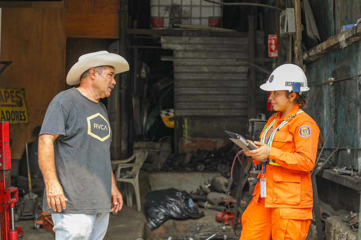 El Cuerpo de @BomberosSV realiza una inspección en taller Godínez, en Mejicanos, para identificar y corregir posibles riesgos antes de que se conviertan en emergencias.