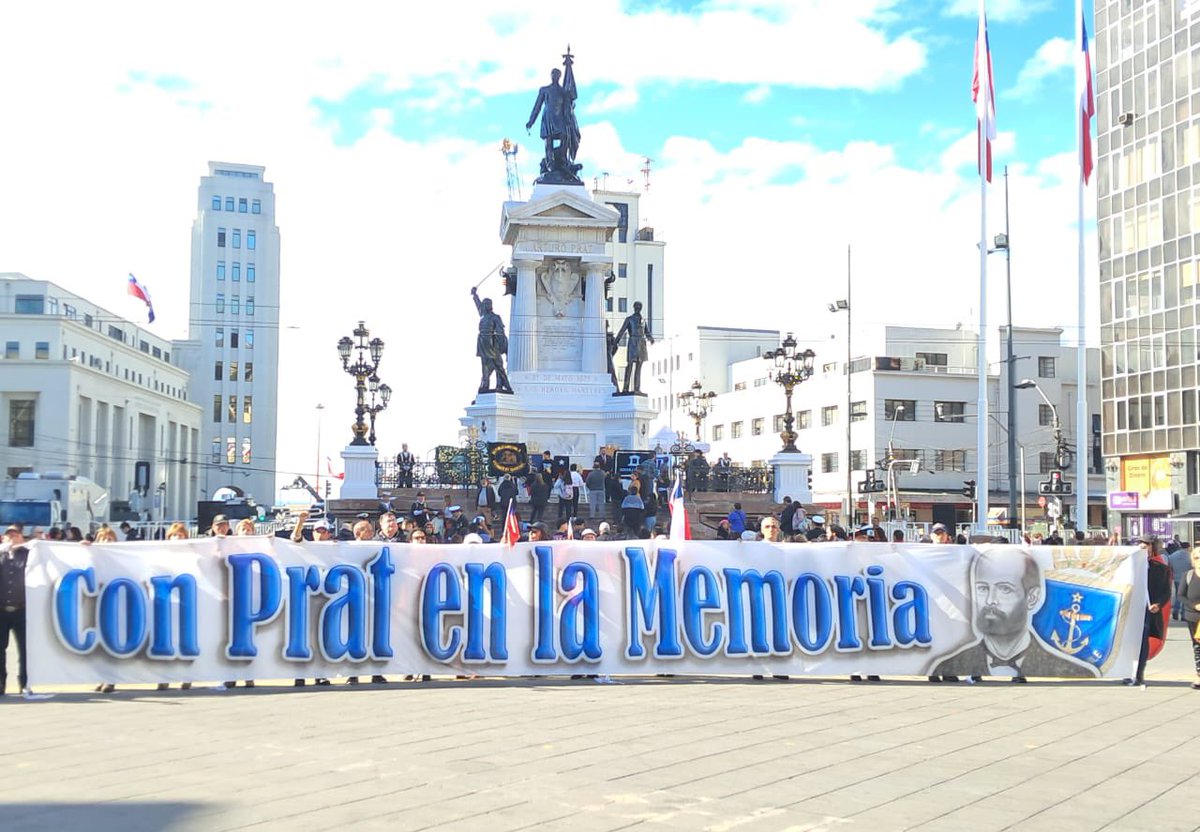 Hoy presentes en el día de las glorias navales. Una hermosa jornada de la Chilenidad, que reivindica el legado del Capitán Arturo Prat y sus valientes marinos. Acá nuestro lienzo de Homenaje a la @Armada_Chile, orgullo de todos los Chilenos. #ConPratEnLaMemoria 🇨🇱 ⚓️
