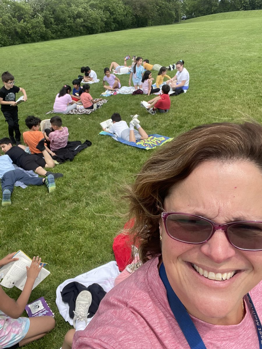 Beach day reading at Twain! <a href="/sussman_howard/">Howard Sussman</a> <a href="/EllianEydis/">Ellian Eydis</a> <a href="/MarkTwainD63/">Mark Twain School</a>