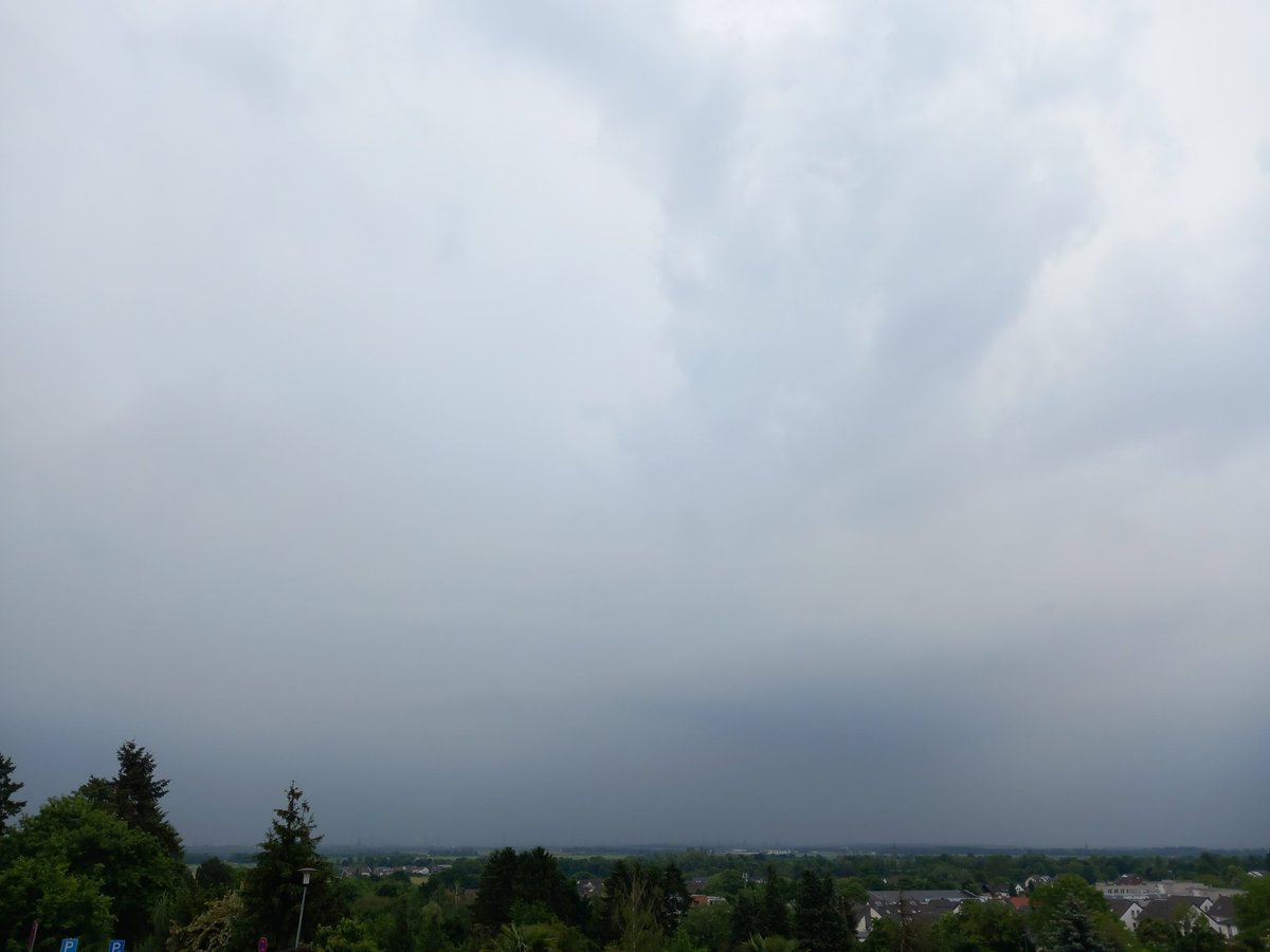 Brühl bei Köln. 
Blickrichtung Bonn / Siebengebirge.
Mit hört bereits das Donnergrollen aus der Ferne.
<a href="/LeWetterYT/">LeWetter</a>