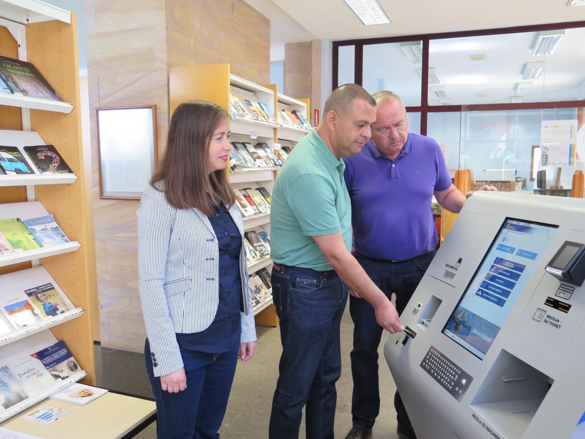 Ahora es más fácil y cómodo realizar tus trámites municipales gracias a las nuevas pantallas táctiles que hemos instalado en la Biblioteca Miguel Santiago, el Centro de Día y el Centro de Mayores. Estas se suman a la ya instalada en Casas de Aguilar, acercando así la OAC.