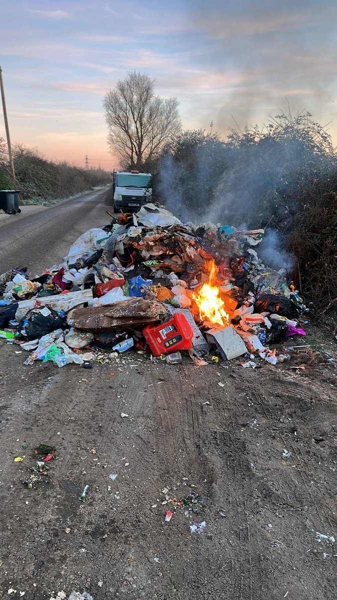 🚲⚡What should you do with old e-bike batteries? NEVER bin them, they cause fires like this. Take to a Household Recycling Centre or find more recycling locations at recycleyourelectricals.org.uk #NeverBinBatteries @camcitco @SouthCambs @CambsCC @cambsfrs @camcycle @recycleelectric