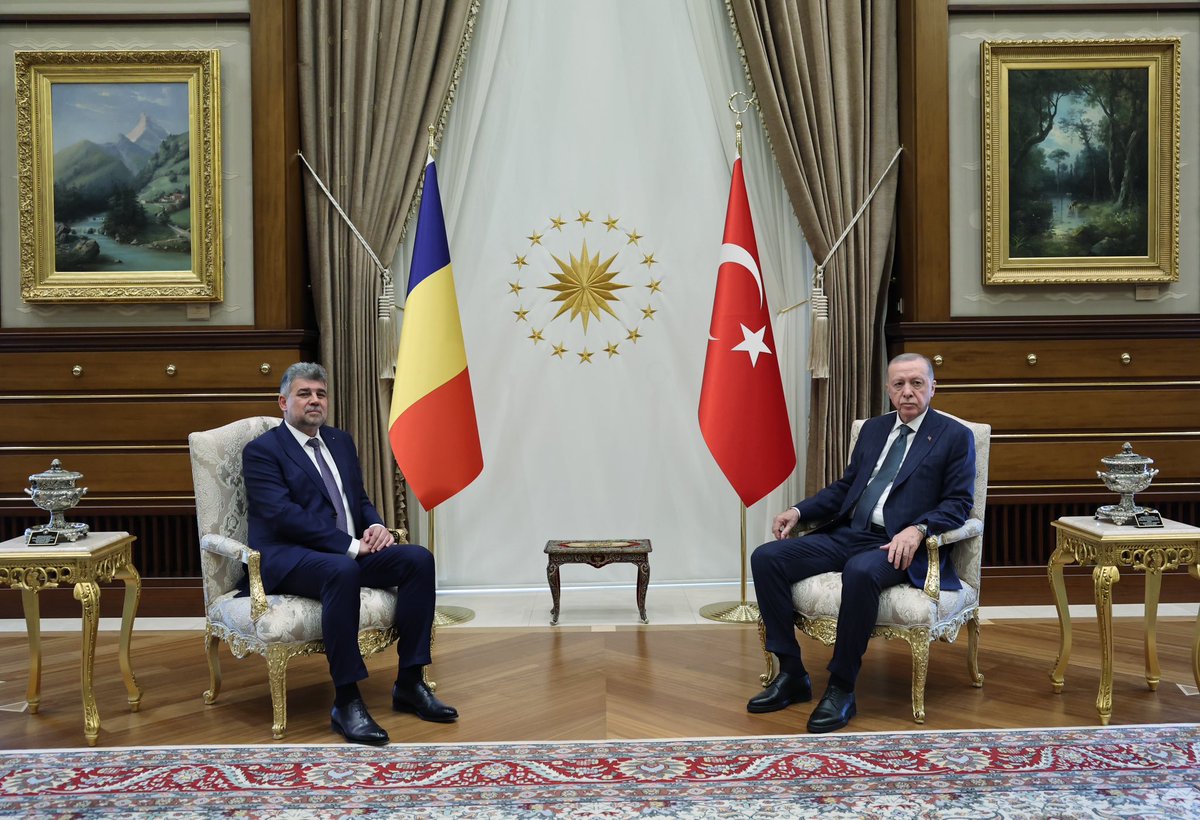 Cumhurbaşkanımız @RTErdogan, Türkiye’ye ziyarette bulunan Romanya Başbakanı Marcel Ciolacu’yu Cumhurbaşkanlığı Külliyesinde resmî törenle karşıladı.