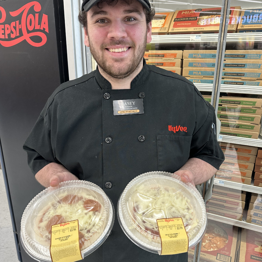 Make lunch or dinner a breeze with these personal pan pizzas 🍕 find them over in our HMR case. Kasey has cheesy goodness or pepperoni. #indianolahyvee