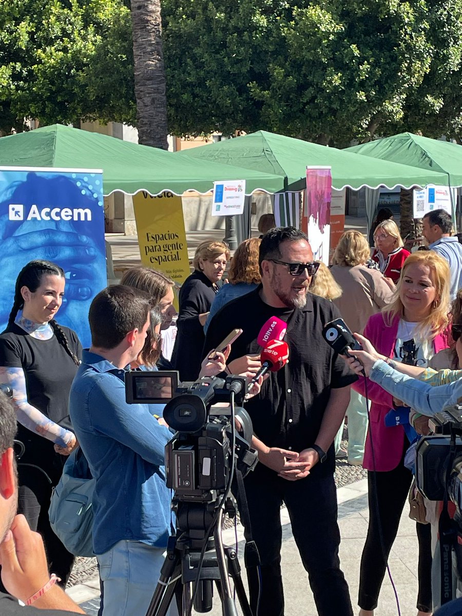 Accem_ong's tweet photo. 👐 Hoy estamos en las jornadas 'Jerez por la Diversidad' llevando a cabo varias actividades en el marco del programa #AtlasDeRefugio, sensibilizando a los más jóvenes sobre la realidad migratoria y plantando #SemillasQueReconstruyenVidas. 🌸 #FondosFAMI https://t.co/Pyy3zL9WrO