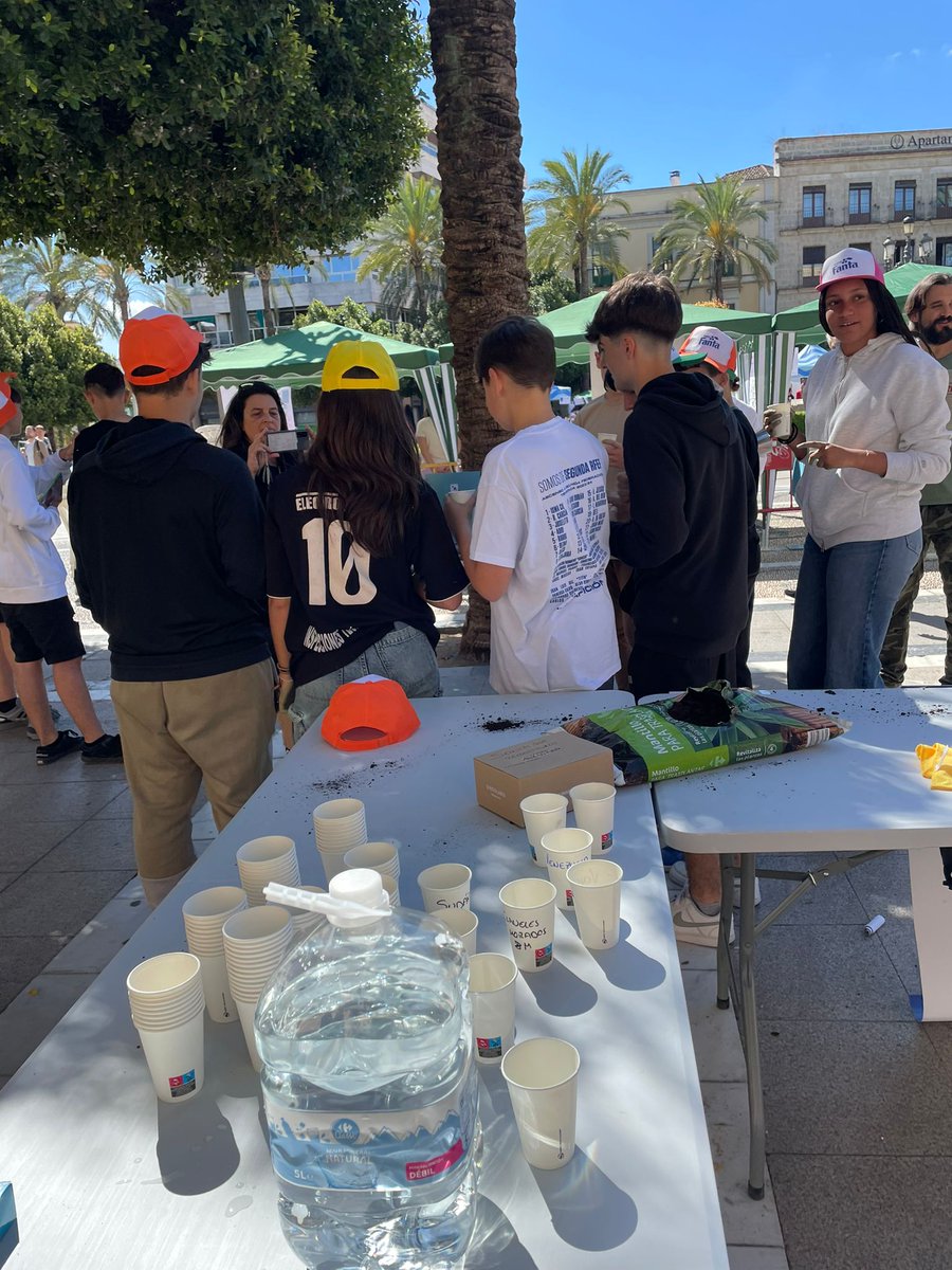 Accem_ong's tweet photo. 👐 Hoy estamos en las jornadas 'Jerez por la Diversidad' llevando a cabo varias actividades en el marco del programa #AtlasDeRefugio, sensibilizando a los más jóvenes sobre la realidad migratoria y plantando #SemillasQueReconstruyenVidas. 🌸 #FondosFAMI https://t.co/Pyy3zL9WrO